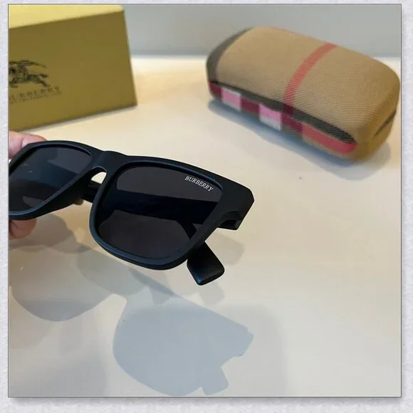 Burberry Black & Blue Square Sunglasses display picture 1